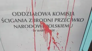 Siedziba IPN oblana czerwoną farbą