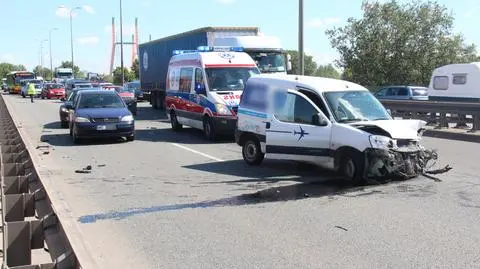 Wypadek na Siekierkowskiej, kierowcy utknęli w korku