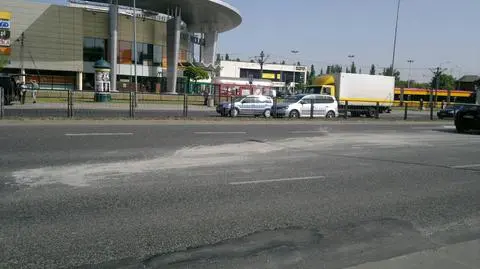 Z jadącej betoniarki wylał się beton