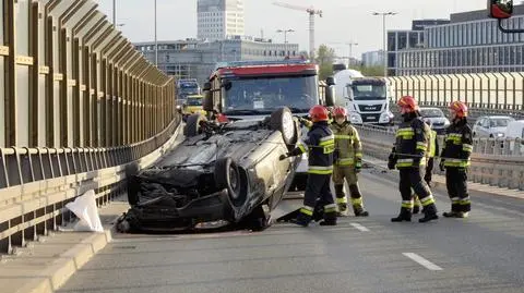 "Wpadł w bariery i sunął na dachu po estakadzie"