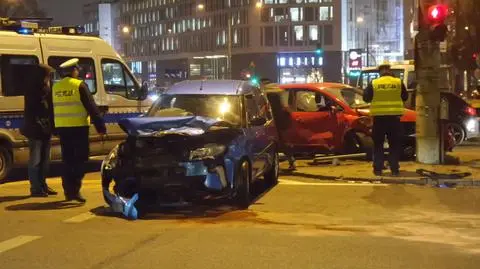 Zderzenie na skrzyżowaniu. Nissana na słupie, skoda rozbita