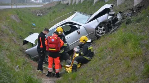 Dachował, potem wjechał w bariery. Cztery osoby ranne w wypadku  