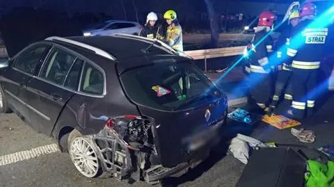 Policja: wyprzedzał poboczem, uderzył w auto. Dwoje dzieci i kierowca w szpitalu