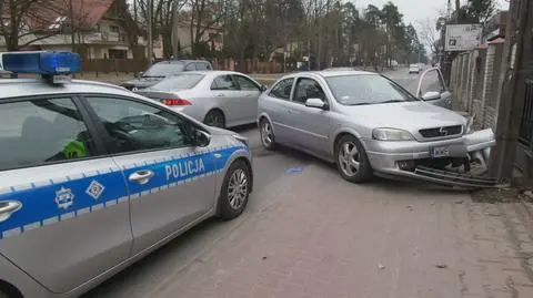 Wjechał w latarnię. "Prawdopodobnie zasłabł"