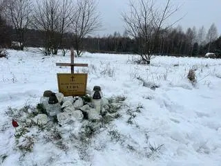 W miejscu zdarzenia stoi krzyż 