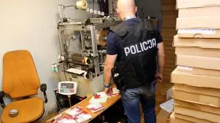  Policjanci zlikwidowali nielegalną wytwórnię papierosów