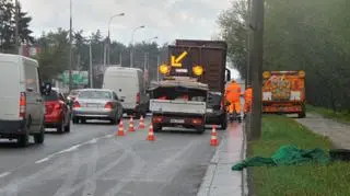 W Markach wysypał się ładunek z ciężarówki