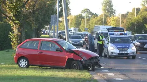 Wilanów: seat wjechał w latarnię