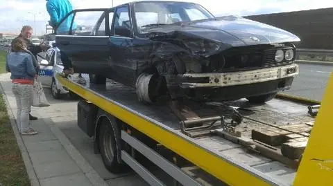 BMW rozbiło się na estakadzie