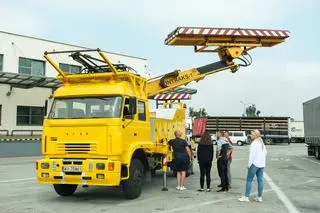 Tramwajarze podarowali ukraińskiemu miastu wóz do naprawy sieci trakcyjnej 