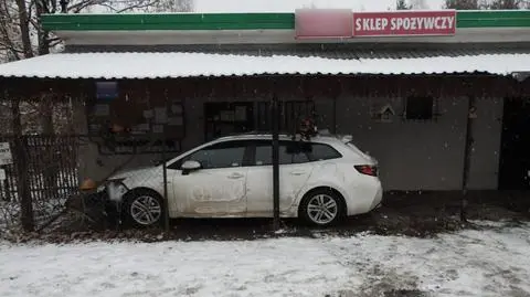 Stracił panowanie na oblodzonej drodze i wjechał autem przed sklep