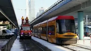 Dźwig zerwał sieć trakcyjną. Tramwaje stoją