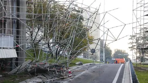 Ciężarówka wjechała w metalowe bariery