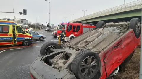 Rondo Zesłańców  Syberyjskich: ford dachował po zderzeniu z karetką