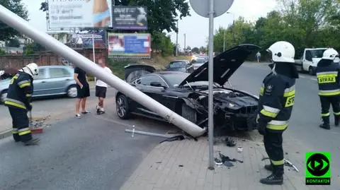 Skosił latarnię aston martinem. "Stracił panowanie nad pojazdem"