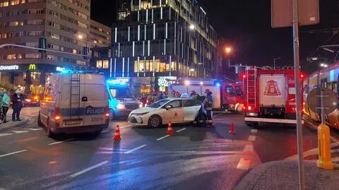 Korek w centrum. Rozbite auta utrudniały przejazd Marszałkowską