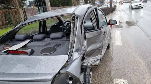 Wypadek na Łopuszańskiej, dwie osoby zabrane do szpitala