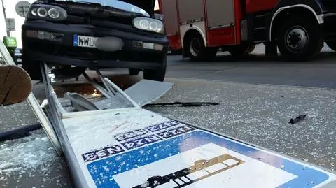 Ściął totem przystankowy. Na ławce obok siedziały dwie kobiety