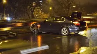 Samochód uderzył w bariery na Wisłostradzie 