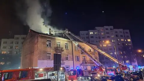 Pożar poddasza na Targówku, z sąsiedniego budynku ewakuowano siedem osób