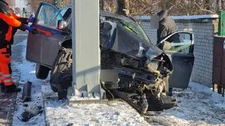 Samochód uderzył w słup w miejscowości Bronisze