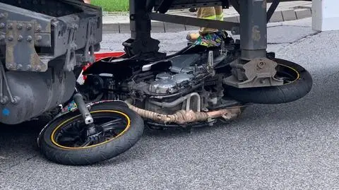 Motocyklista zderzył się z ciężarówką