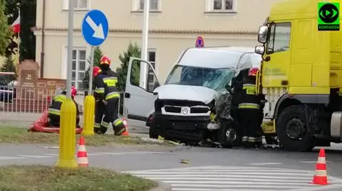 Bus i ciężarówka zderzyły się na skrzyżowaniu. Jedna osoba w szpitalu