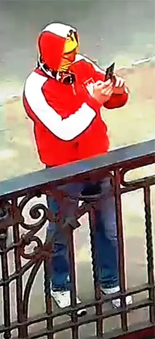 Policja publikuje zdjęcia osób, które mogą mieć związek z podpaleniem mieszkania