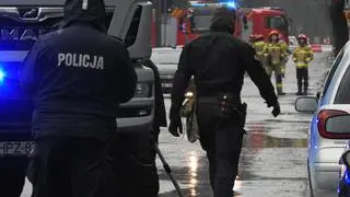 Akcja służb przed komendą policji w Otwocku