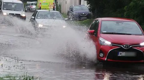 Zalane ulice i piwnice, połamane drzewa. Burza nad Warszawą i okolicami