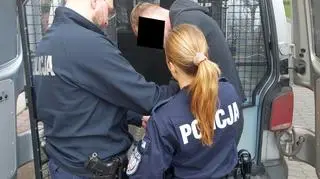 Policja zatrzymała czterech podejrzanych o oszustwa