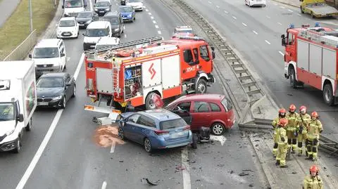 Karambol na Targówku. Ranni, rozbite auta i barierka na jezdni