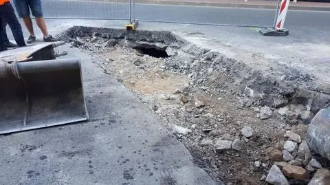 Natknęli się na ogromną dziurę w jezdni. "Zmieściłby się w niej człowiek"