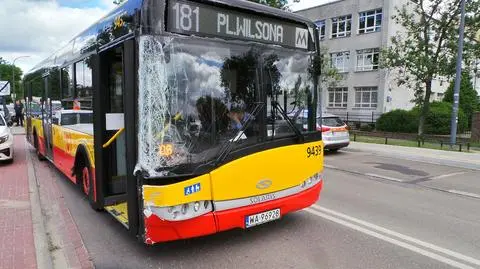 Autobus zderzył się z trzema samochodami