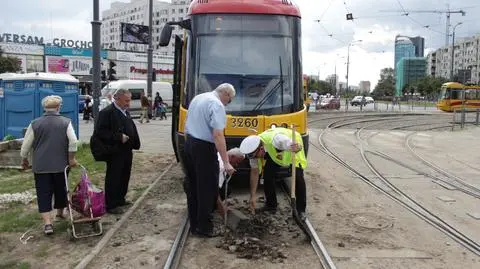 Awaria na rondzie Wiatraczna. "Koparka uszkodziła skrzynkę" 