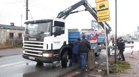 Słup spadł na ciężarówkę. Zablokowany Trakt Lubelski