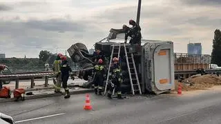 Tir uderzył w bariery