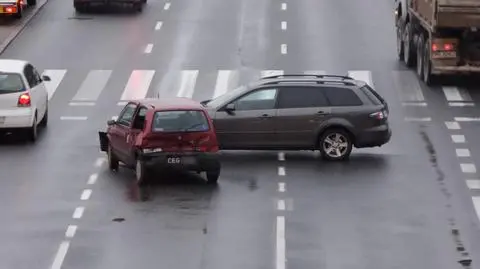 Wisłostrada zakorkowana po zderzeniu trzech samochodów