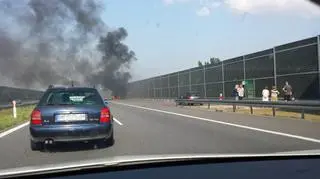 Pożar auta na autostradzie