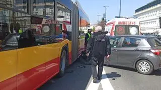 Zderzenie z udziałem autobusu miejskiego na placu Piłsudskiego