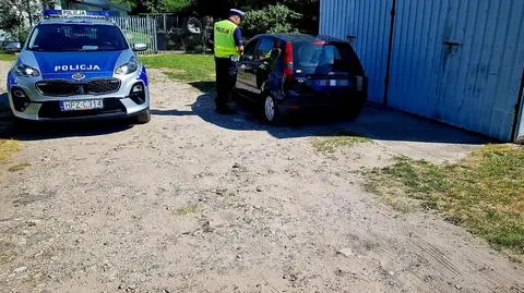 Miała zakaz prowadzenia auta, zignorowała znak "stop" przed przejazdem kolejowym