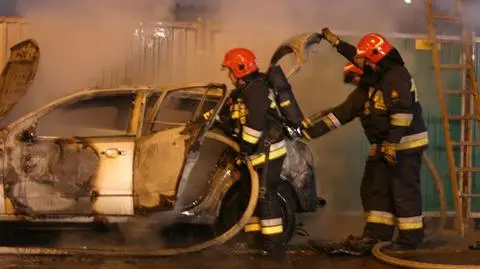 Opel spłonął przed Pałacem Kultury i Nauki