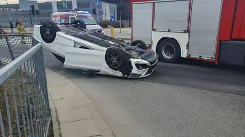 Wypadek na Ursynowie. Samochód dachował, jedna osoba trafiła do szpitala