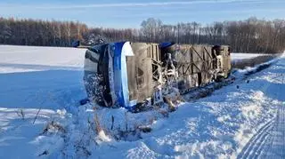 Autobus wpadł do rowu