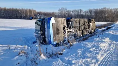 Autobus na boku, dwie osoby trafiły do szpitala