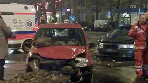 Rozbite samochody blokowały skrzyżowanie