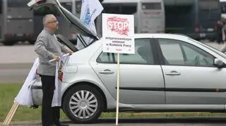 Związkowcy na parkingu przy Stadionie Narodowym