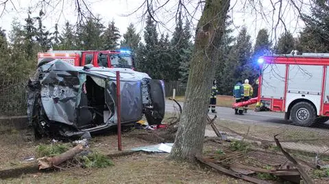 Policja: ukradli auto, chwilę później mieli wypadek. Jeden zginął, drugi został ranny