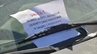 Auta na rozkopanym parkingu 