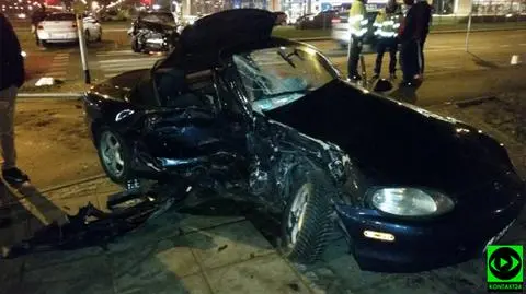 Rozbita mazda i ranny kierowca. Wypadek w Wilanowie    